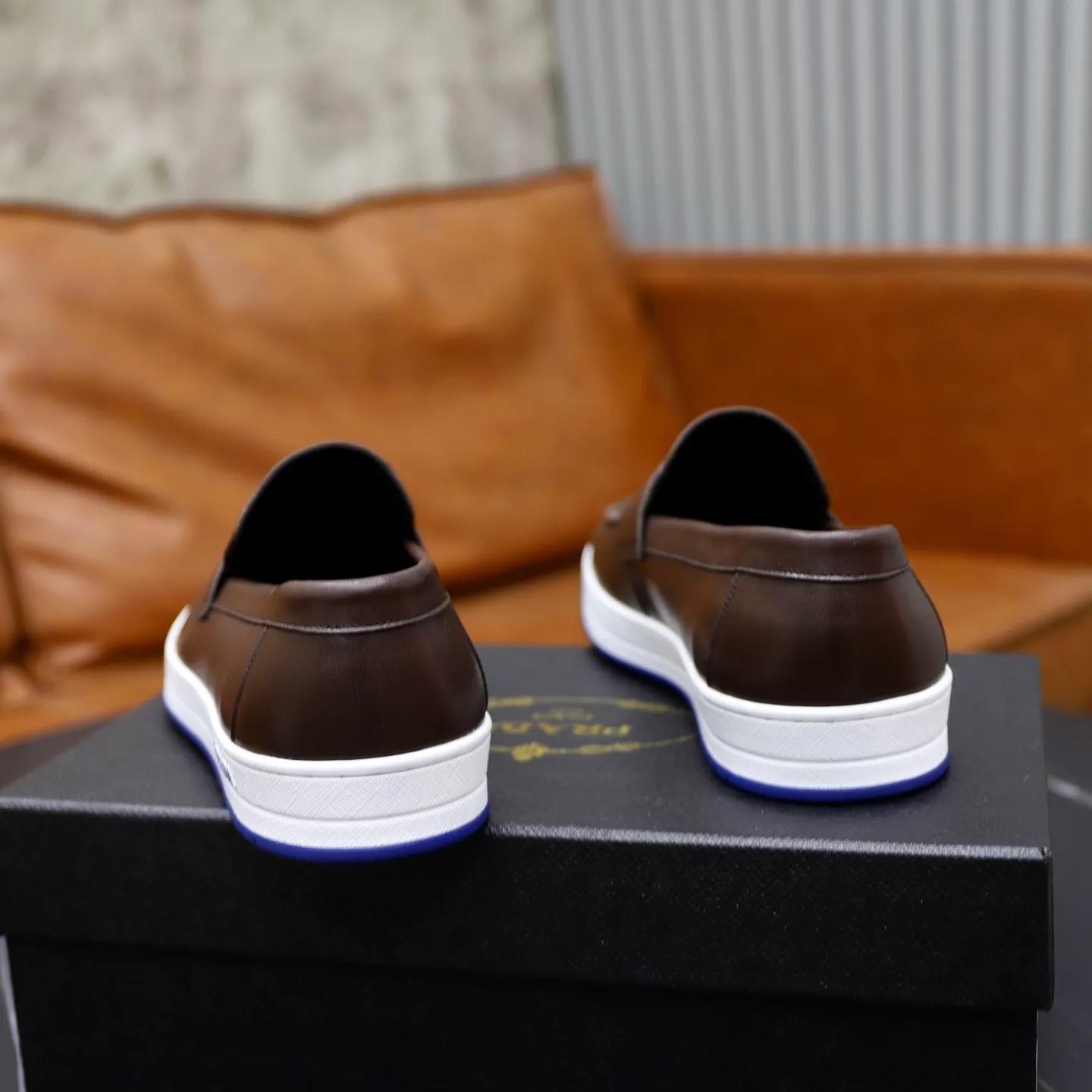 Factory price: 💰640 Prada classic men’s lace-up casual shoes | Imported cowhide upper | Upper stitching layered design, light and breathable | Soft and comfortable | Decorated with PRADA letters on the side | Distinctive sports style, showing the brand style | Lightweight concave and convex pattern rubber soles | Matched with cowhide foot pad lining | Excellent foot feel, fashionable and elegant | Size: 38-44 (45 customized)